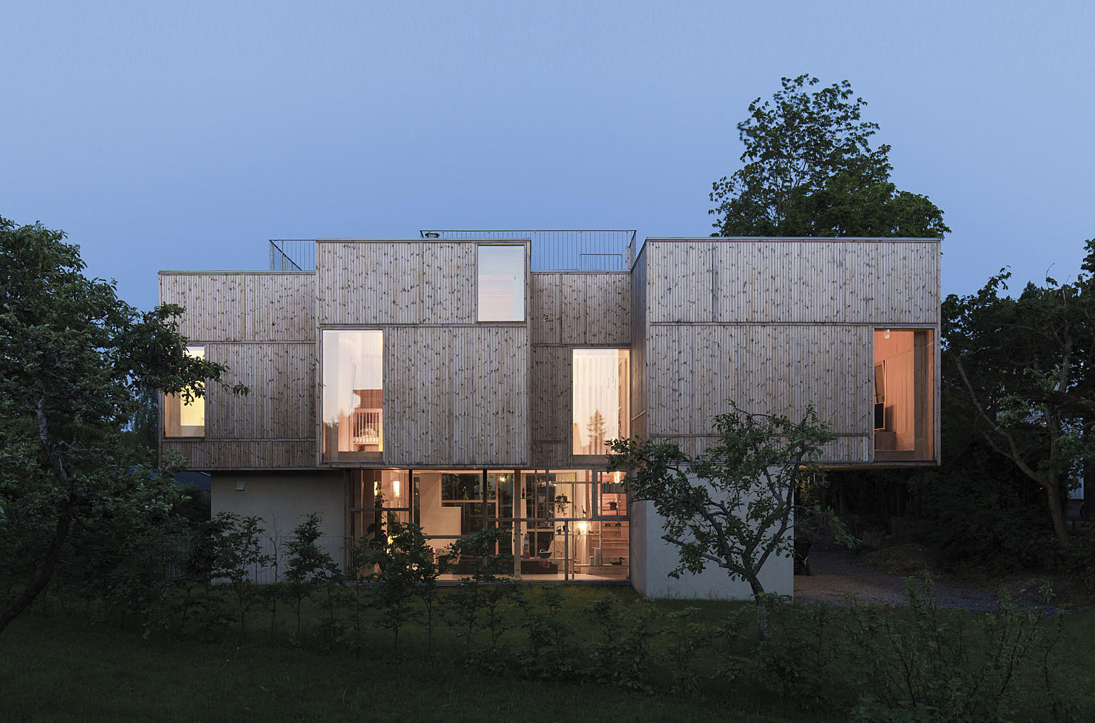 Huset ligger på en trang eplehagetomt, der skjerming for innsyn var viktig.