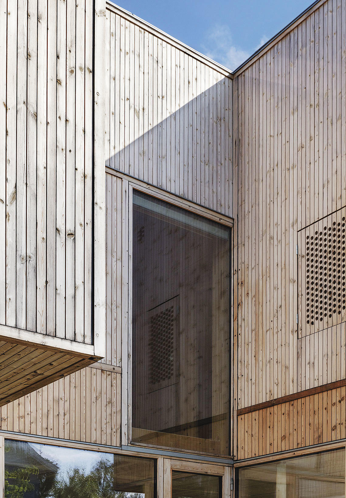 Mellom de utkragede delene slipper dagslys helt inn i senter av huset.