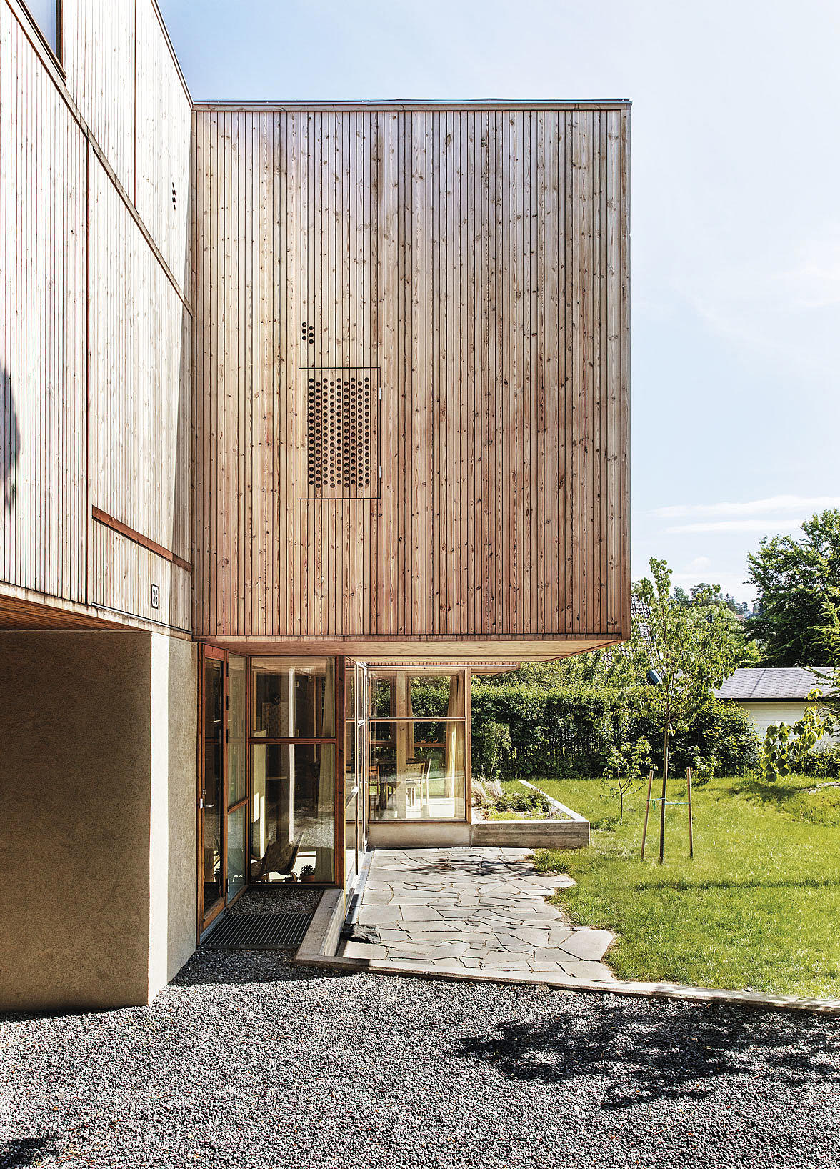 De utkragede volumene i 2. et. skaper overdekkede rom på bakkeplan.