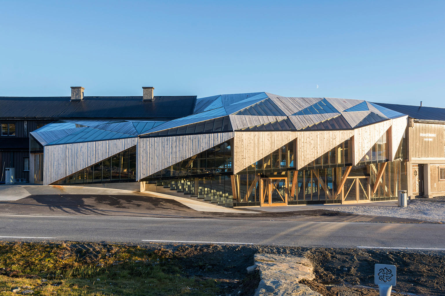 Fasade mot nord og nordvest, adkomsten. Geometrien gjør det mulig å forbinde flere ulike konstruksjoner og nivåer.