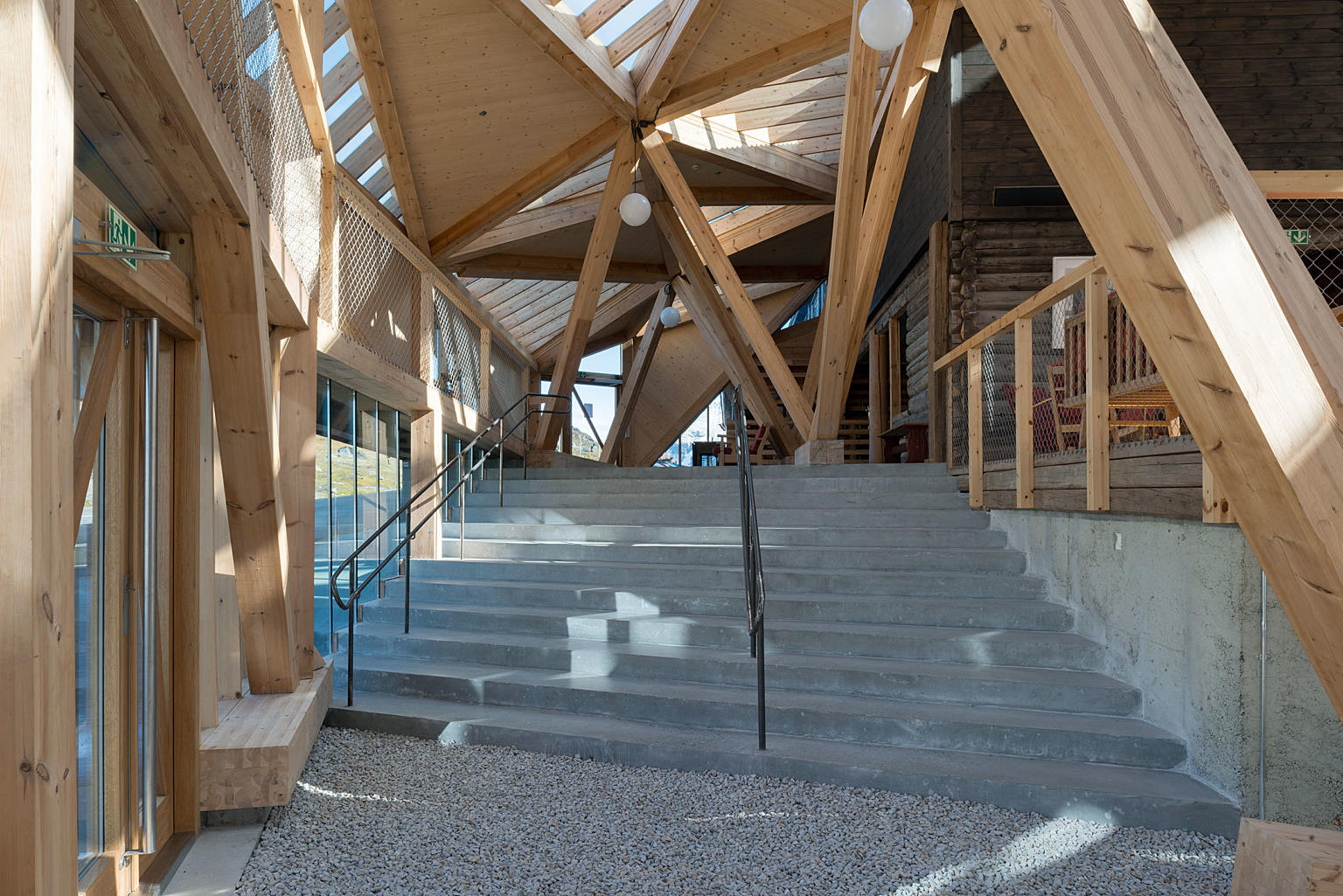 Fra grusdekket ved den nederste inngangen fører betongtrappen opp mot resepsjonen.