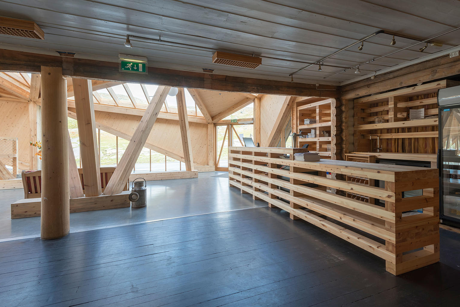 Resepsjonen og inngangen fra nord.