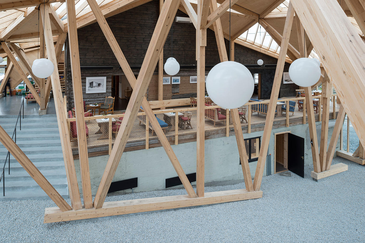 Mellomrommet med svill som også fungerer som benk. Det eksisterende hovedbygget på Sognefjellshytta i bakgrunnen.