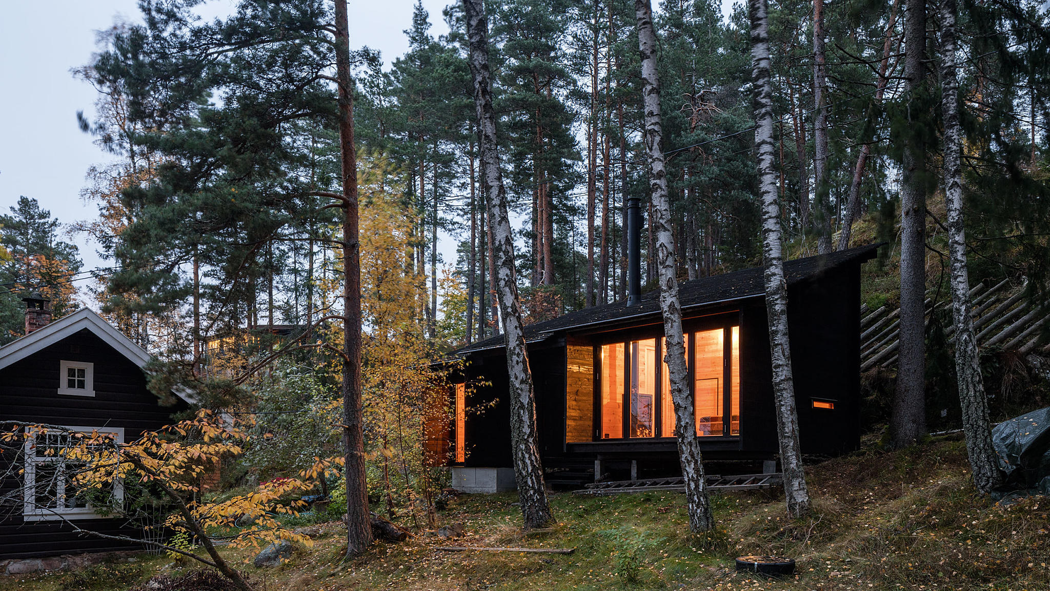 #H3. Sommerhytta i plankelaft består av to rom og et overdekket uterom. Foto: Jonas Adolfsen