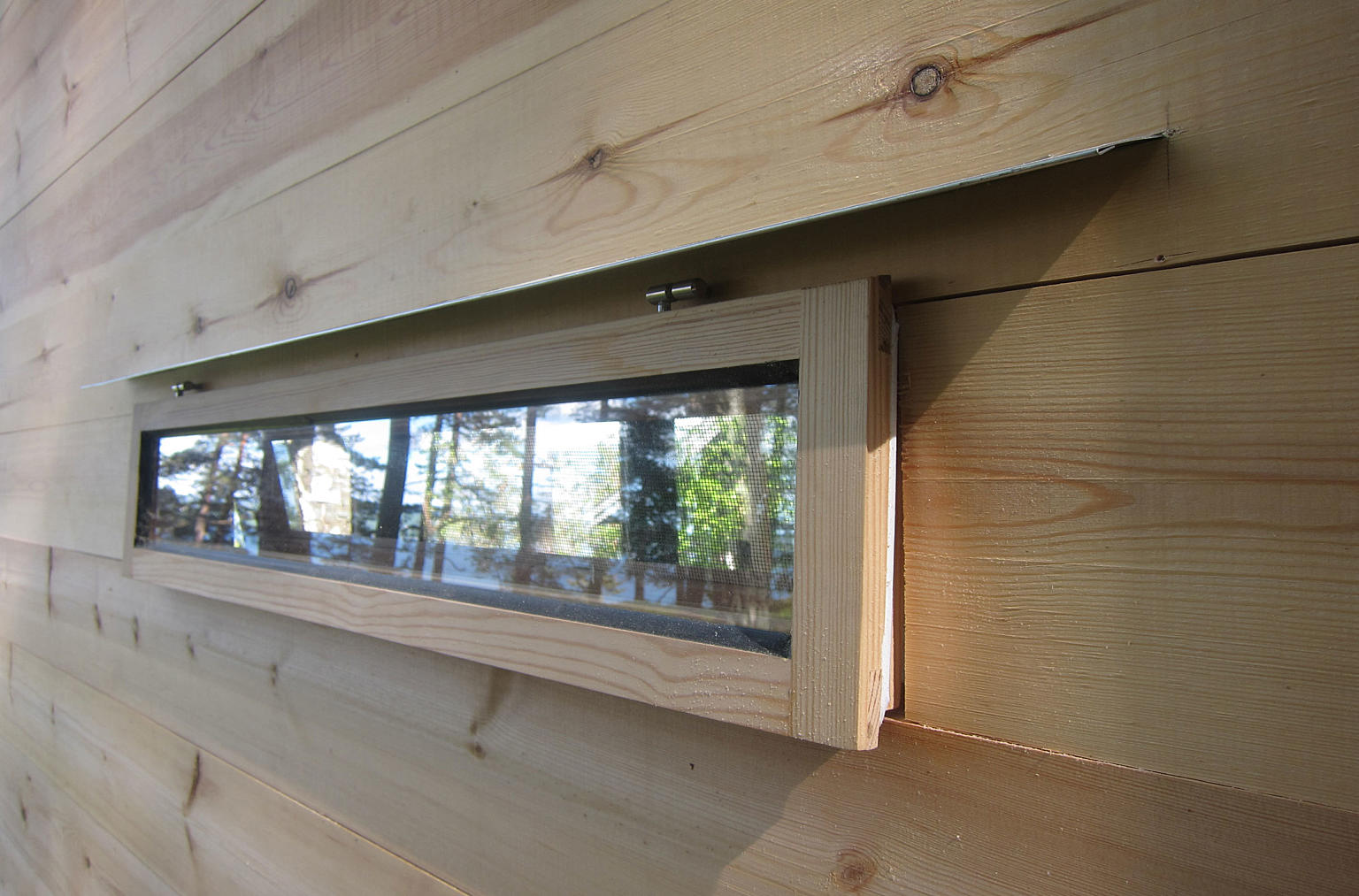 #H3 under bygging. Luftevindu satt rett inn i laftekonstruksjonen med vannbrett over. Foto: Bodil Reinhardsen