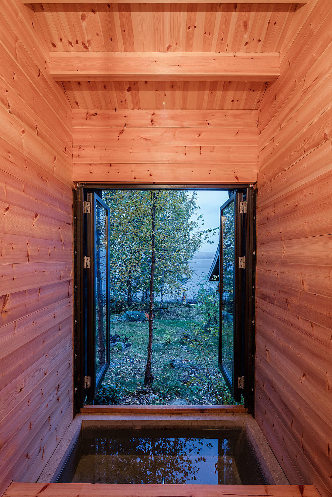 Baderommets fundament er et plasstøpt betongbadekar. Foto: Jonas Adolfsen