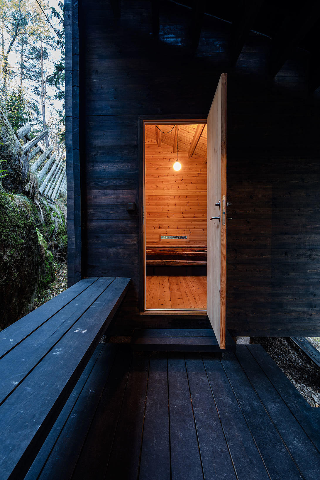 #H3. Sommerhytta i plankelaft består av to rom og et overdekket uterom. Foto: Jonas Adolfsen