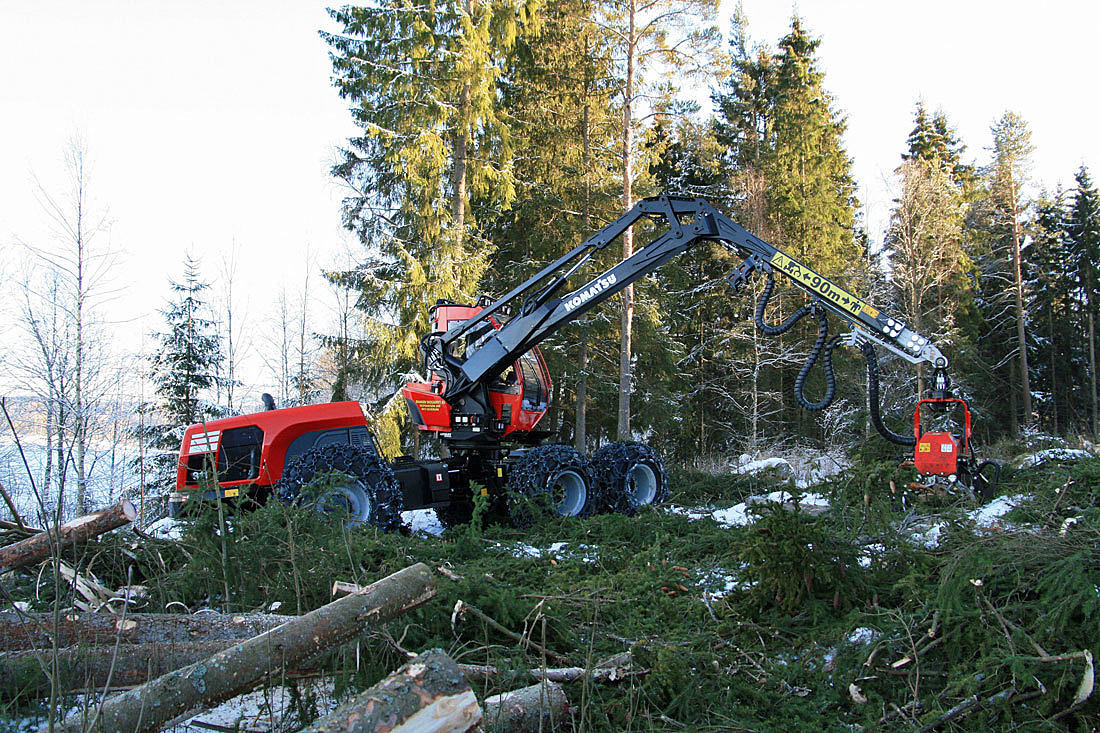 Uttak av skog i moderne skogbruk er avhengig av adkomst for stort maskineri. Foto: Lars Mæhlum/snl.no