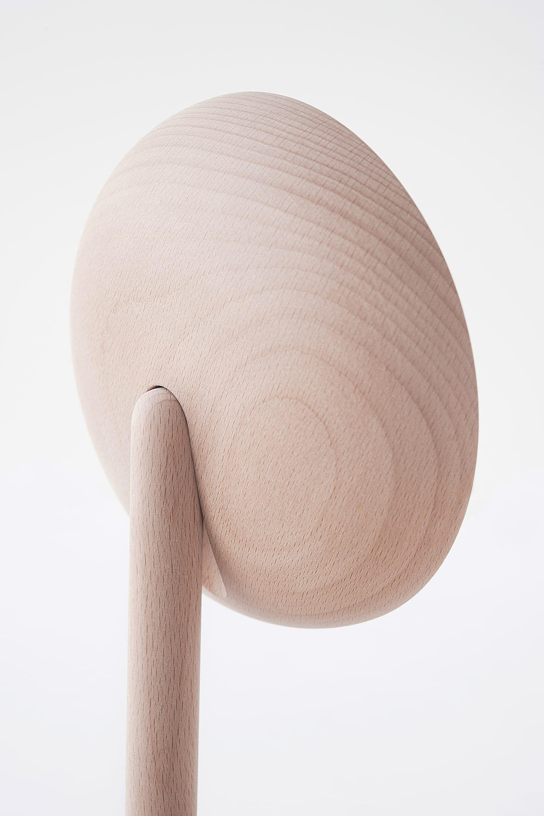 Detalj av det stillbare lampehodet, med skjult vridningspunkt. Foto: Lasse Fløde