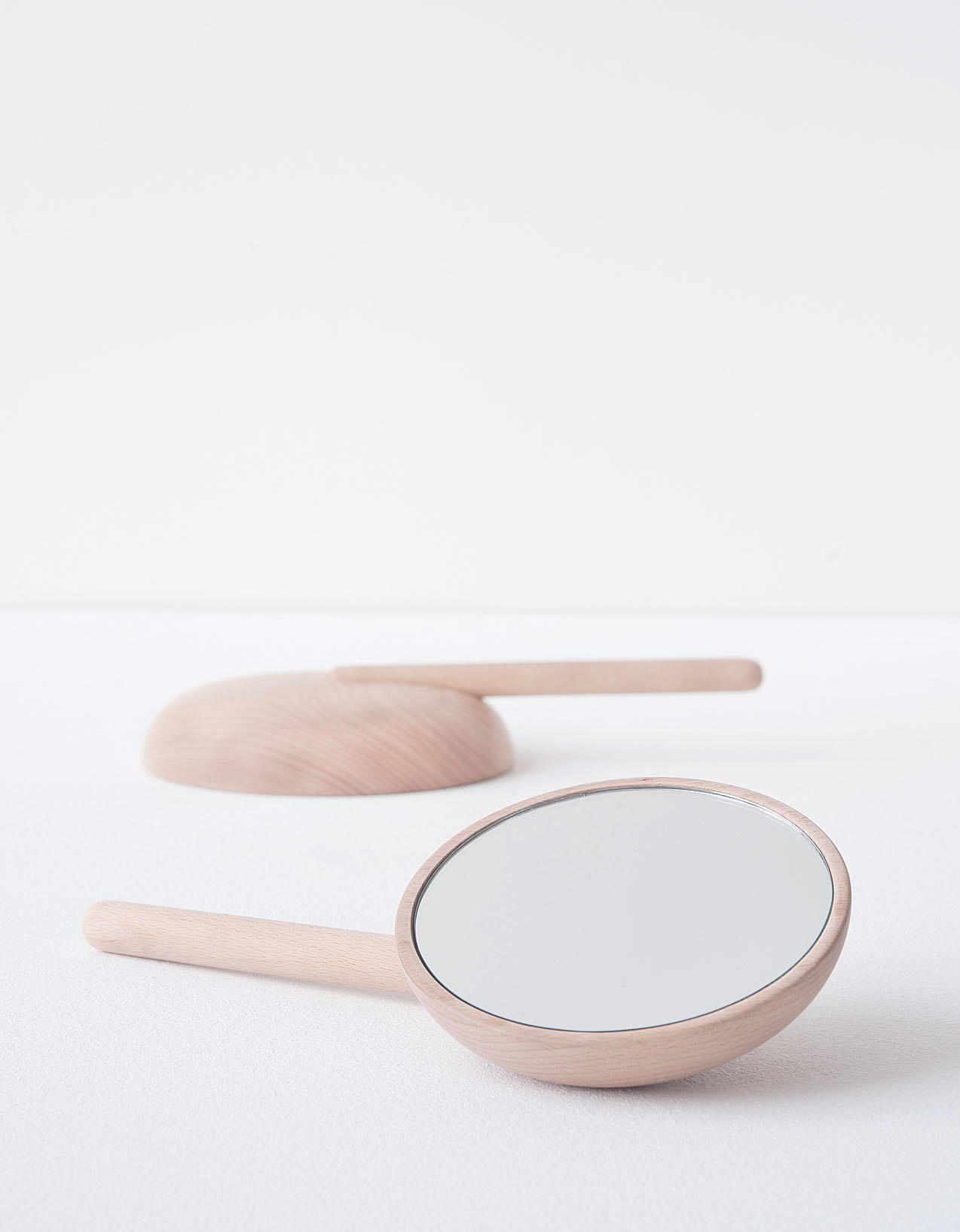 De to speilene kan brukes hver for seg. Det ene forstørrer, det andre er normalt. Foto: Lasse Fløde