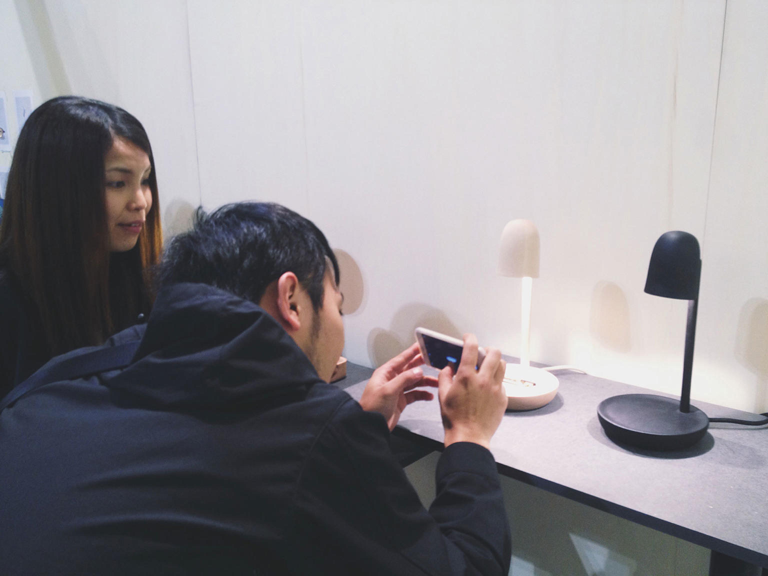 Fra utstillingen i Milano. En besøkende prøver å ta bilde inn i lampeskjermen. Foto: Andreas Bergsaker