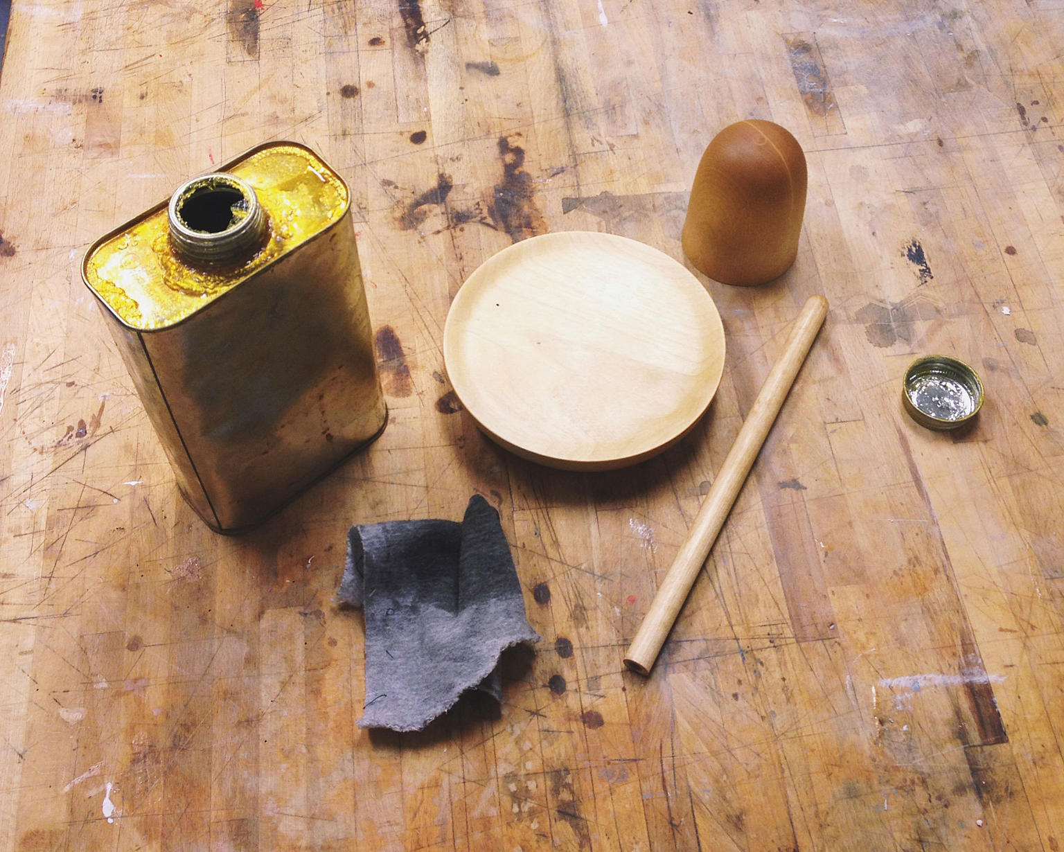 Delene til lampen settes inn med linolje. Foto: Andreas Bergsaker