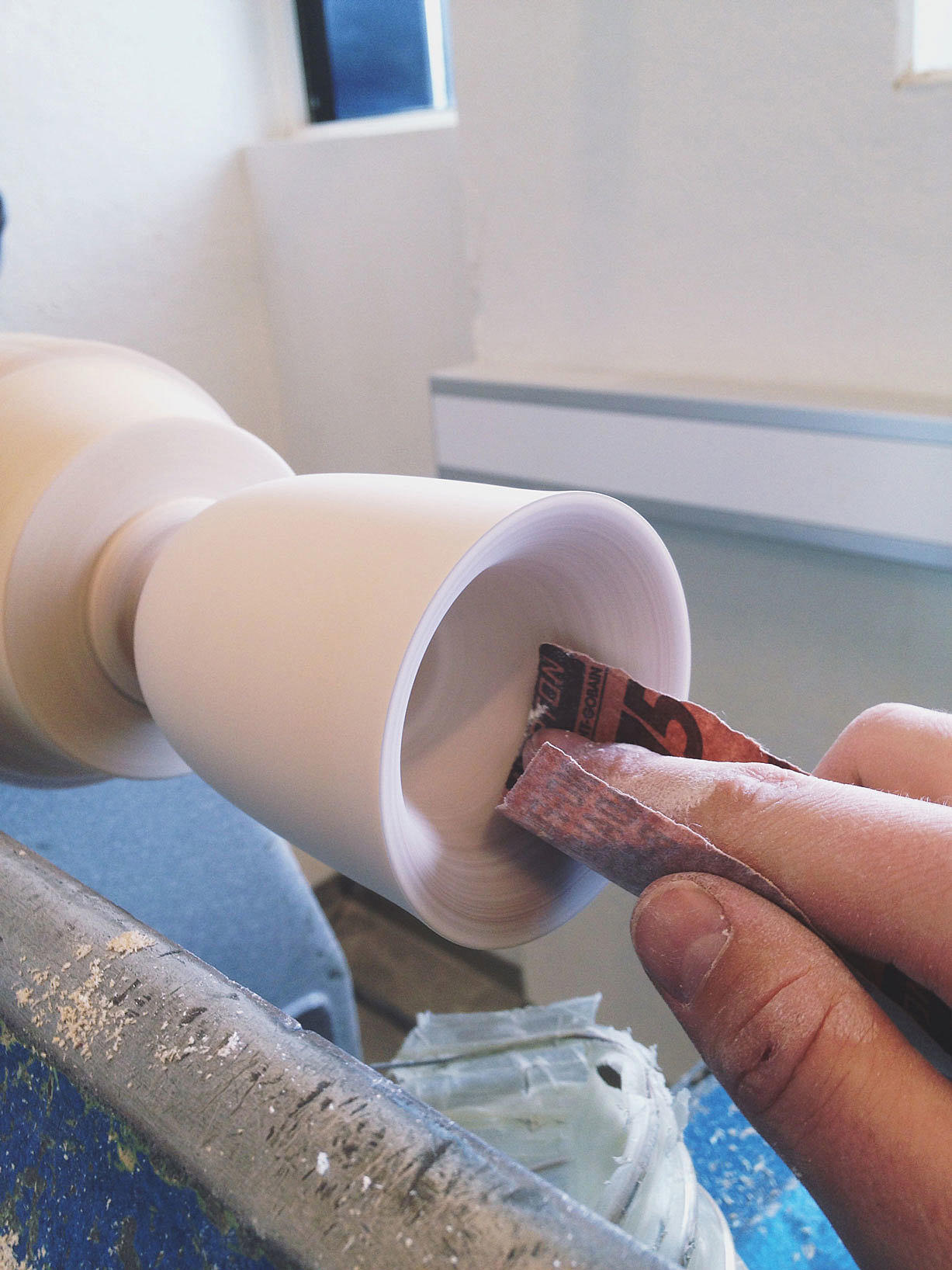 Den dreide lampeskjermen pusses ferdig med fint sandpapir. Foto: Andreas Bergsaker