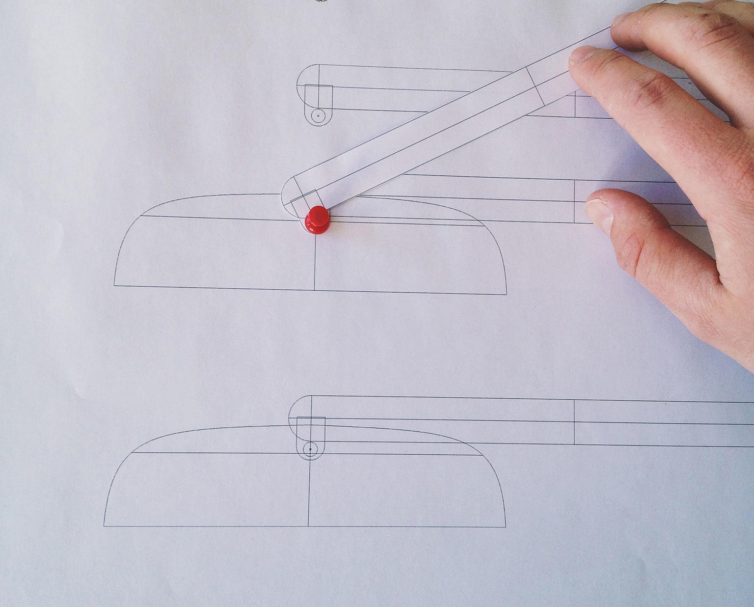 Arbeidstegninger i full målestokk ble også brukt som mal for utskjæring og hulltaking. Foto: Andreas Bergsaker
