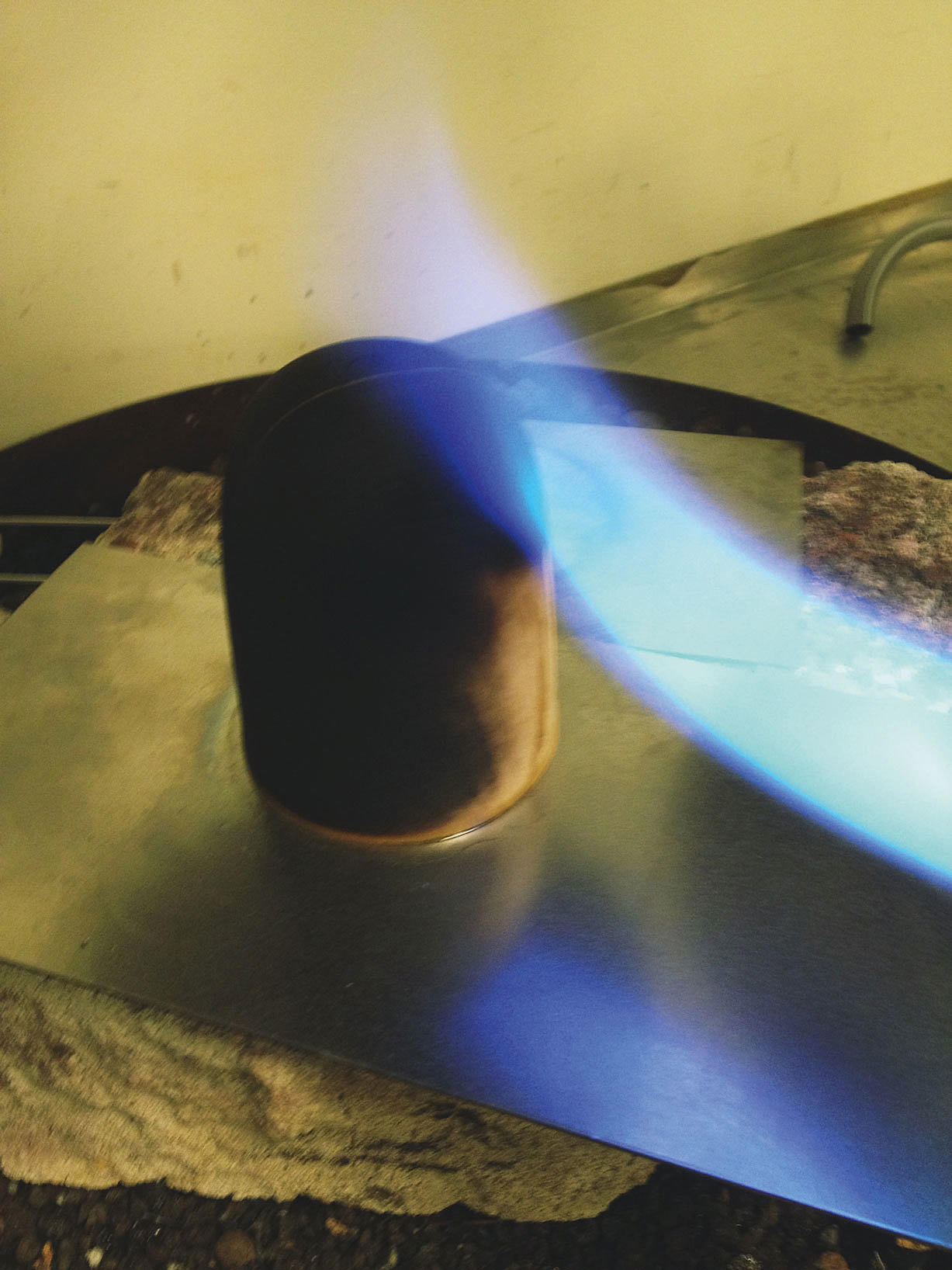 Delene får en overflatebrenning. Det er oljen som brenner, slik at treet ikke forkulles. Foto: Andreas Bergsaker