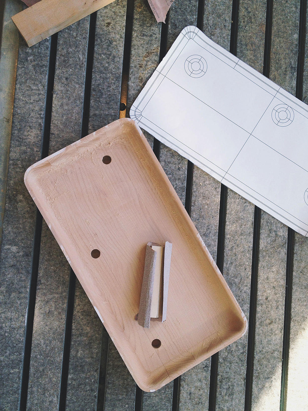 Fatet i bøk er grovfrest med CNC-fres, og bearbeidet med sandpapir. Foto: Andreas Bergsaker