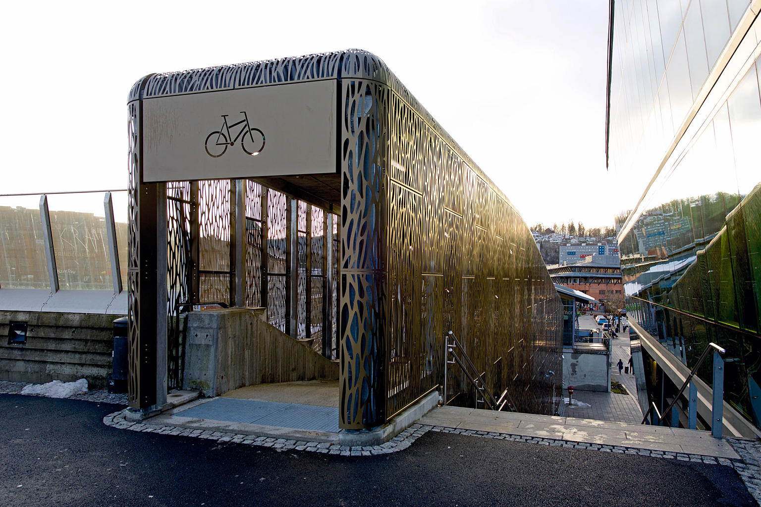 Den øvre inngangen, åpen adgang.