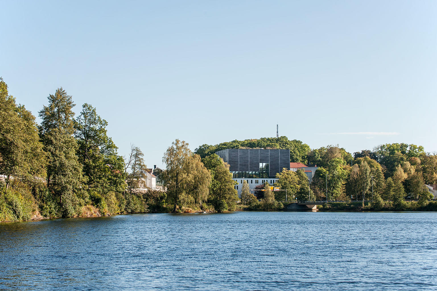 “Kuben” sett fra nordvest, fra andre siden av innsjøen.