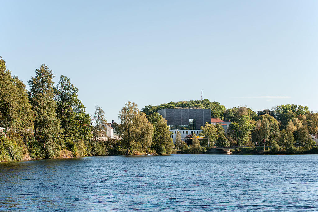 “Kuben” sett fra nordvest, fra andre siden av innsjøen. 