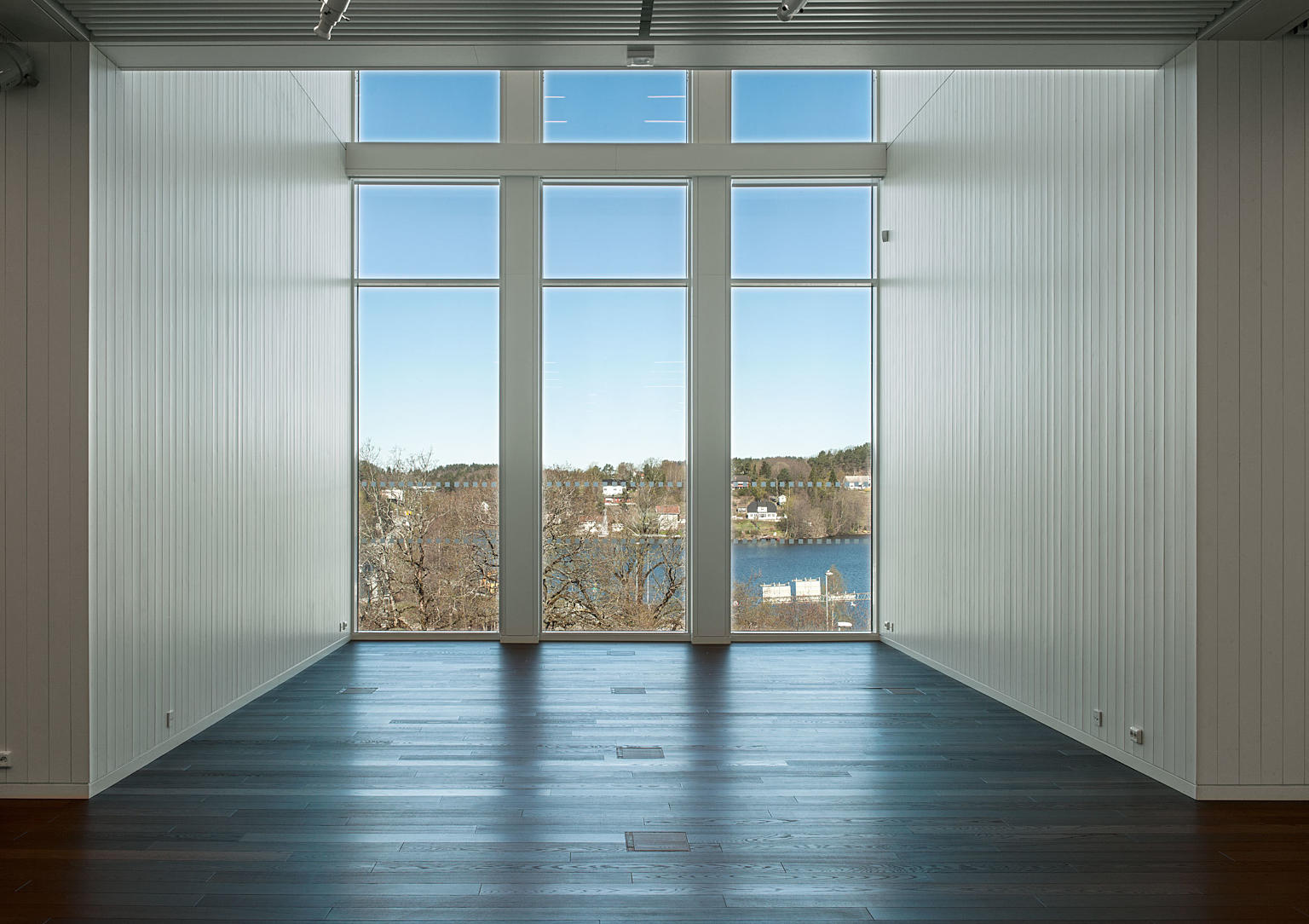 Utsikt fra publikumsarealet i 5. et., i akse med hovedinngangen.