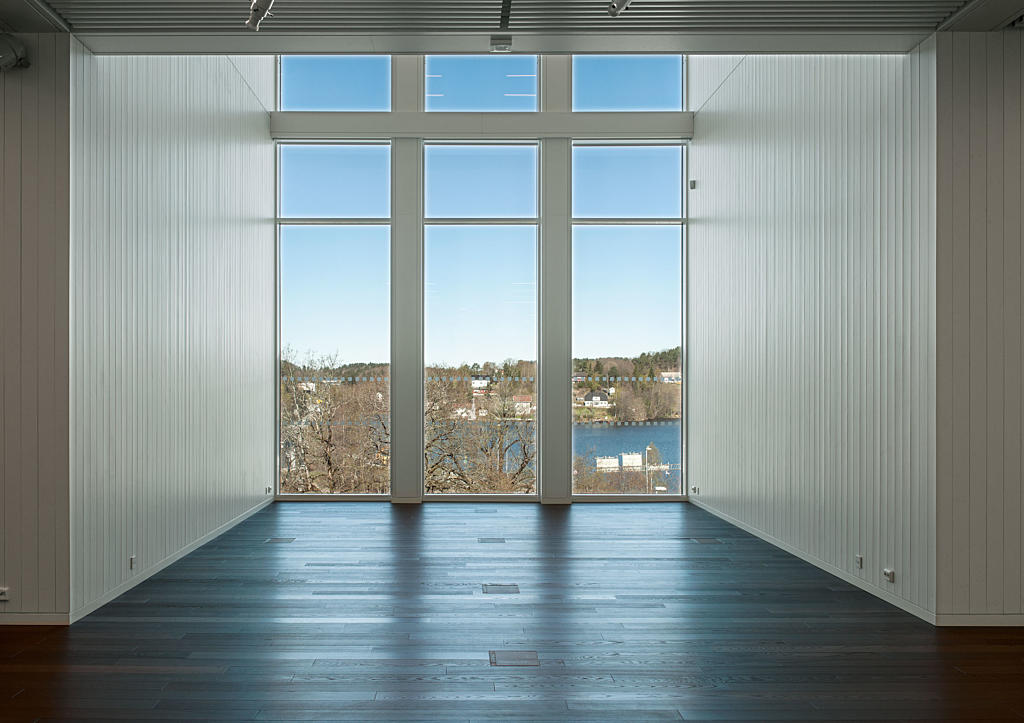 Utsikt fra publikumsarealet i 5. et., i akse med hovedinngangen.