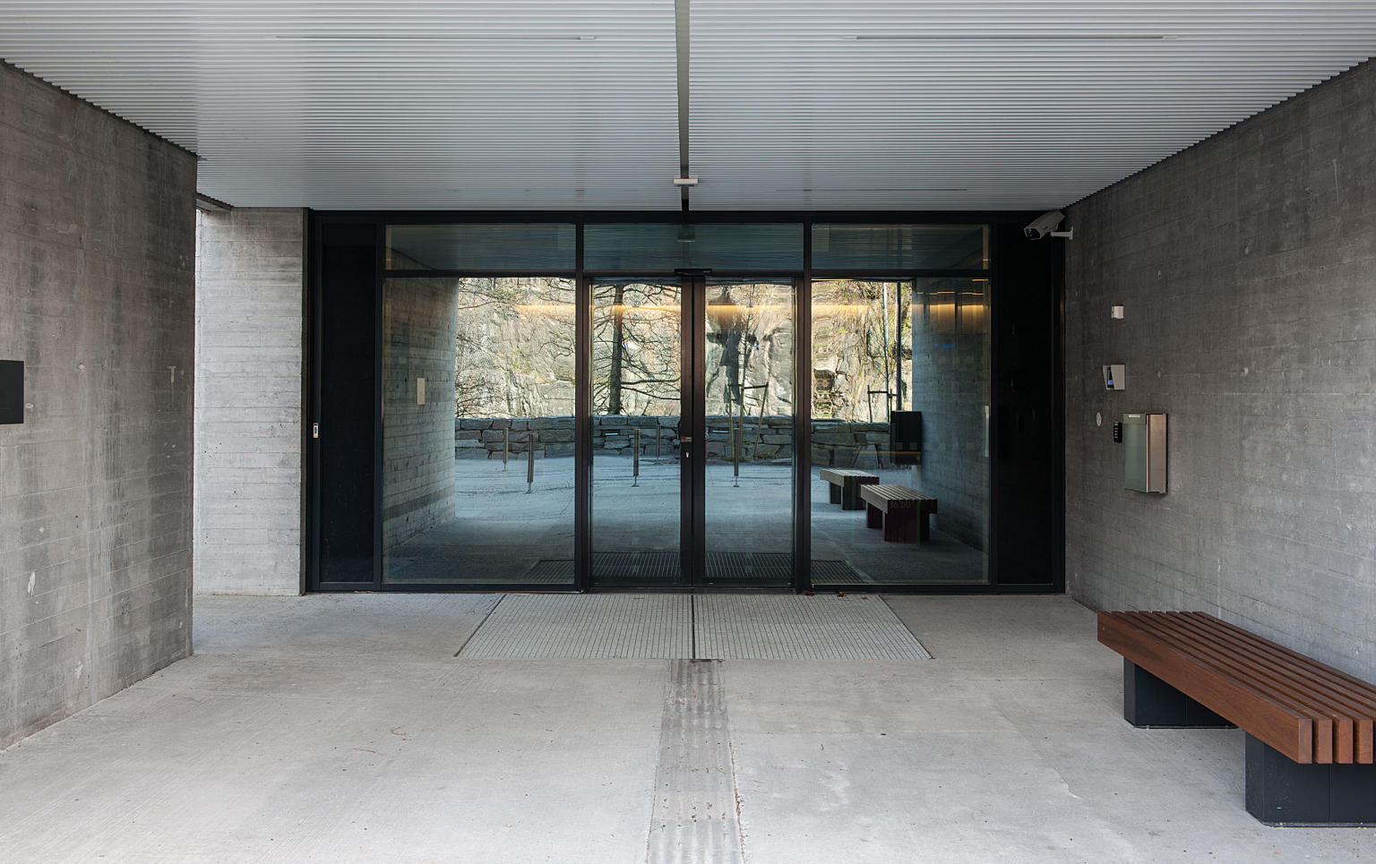 Hovedinngangen på nedre nivå.