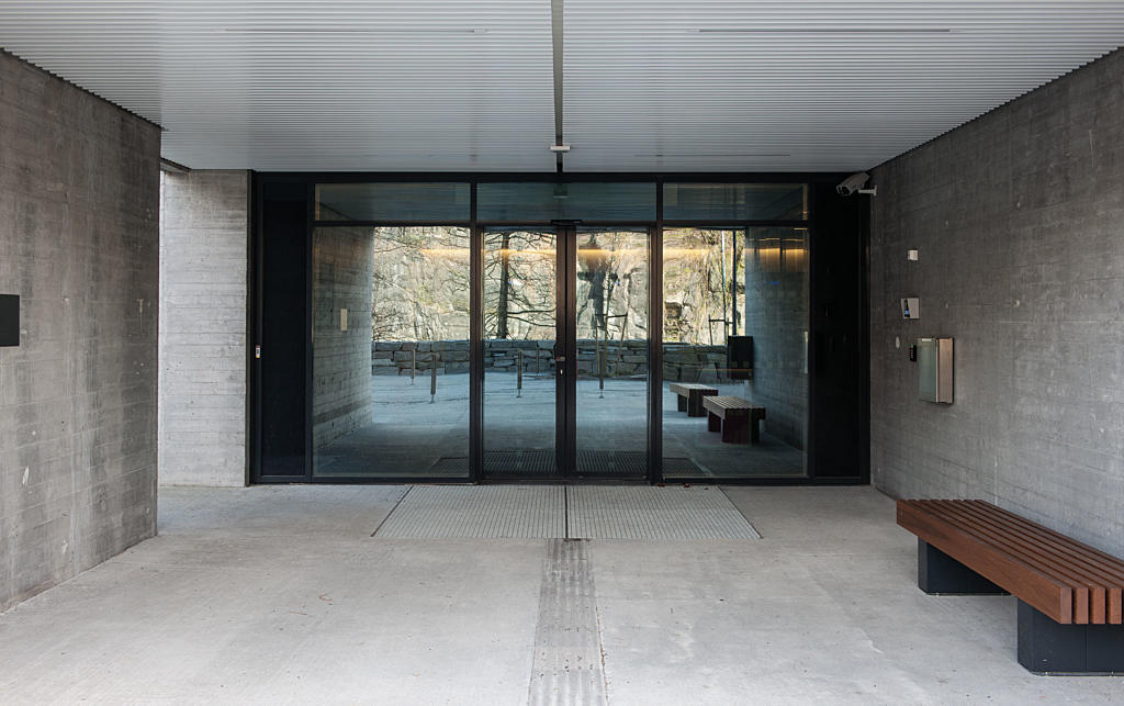 Hovedinngangen på nedre nivå. 