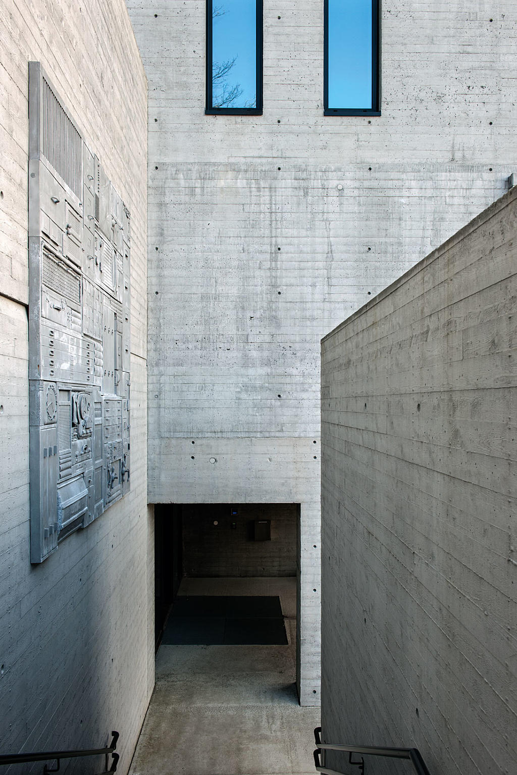 Utvendig betongtrapp ned til nedre hovedinngang.