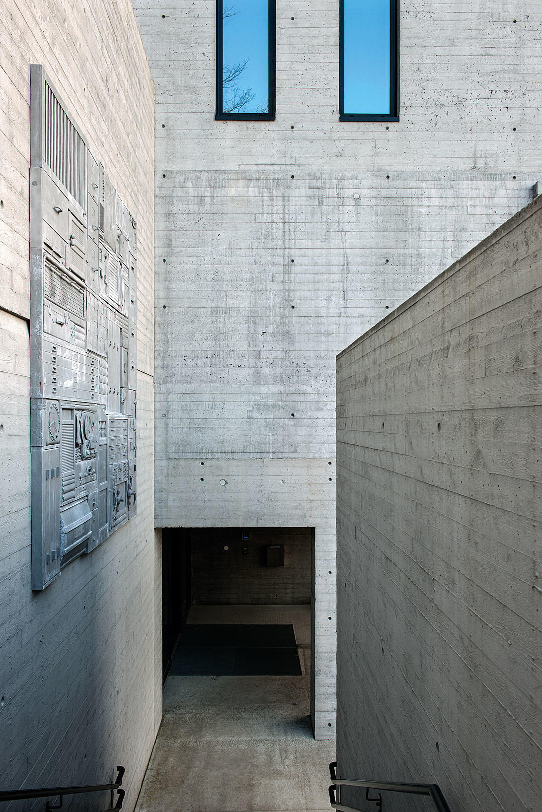 Utvendig betongtrapp ned til nedre hovedinngang.