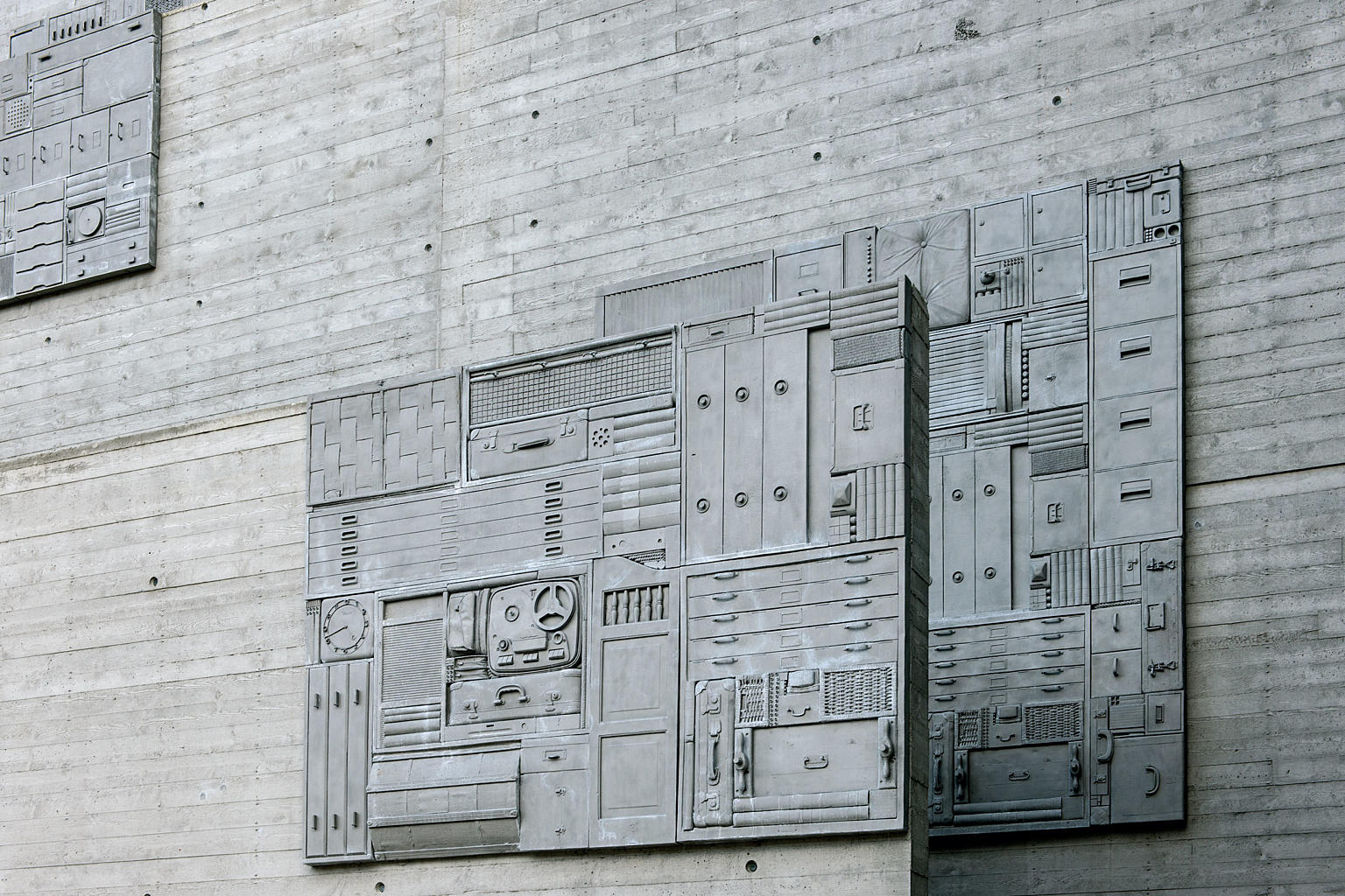 Michael Johanssons kunstverk “Echo”, en serie relieff i aluminium, er montert på betongfasaden.