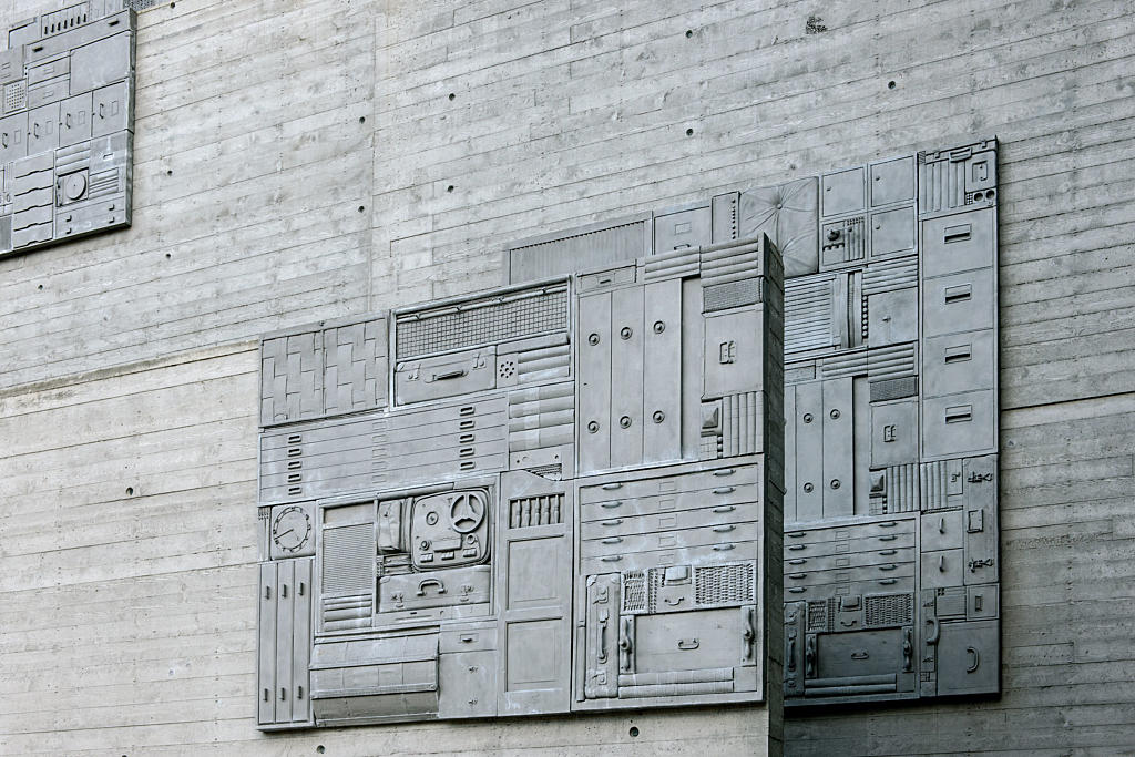 Michael Johanssons kunstverk “Echo”, en serie relieff i aluminium, er montert på betongfasaden. 