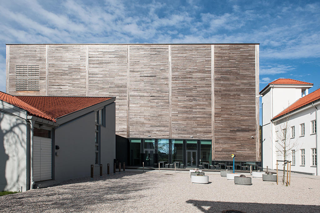 Sammen med eksisterende bygg danner museet et tun mot sør. 