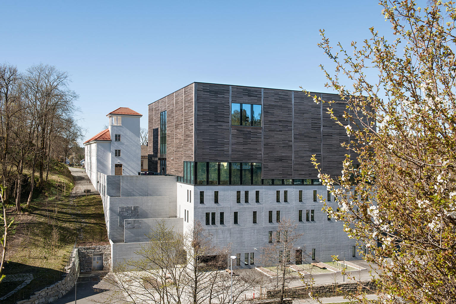 “Kuben” sett fra nordøst, med den utvendige betongtrappen mellom øvre og nedre inngangsplan.