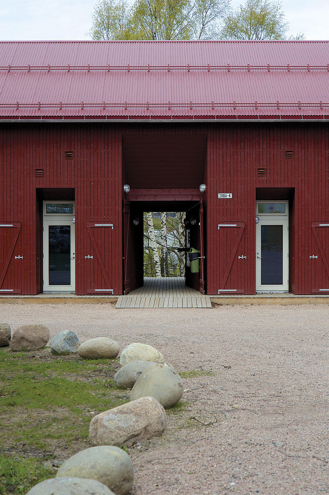 Fasaden mot tunet med gjennomgang.