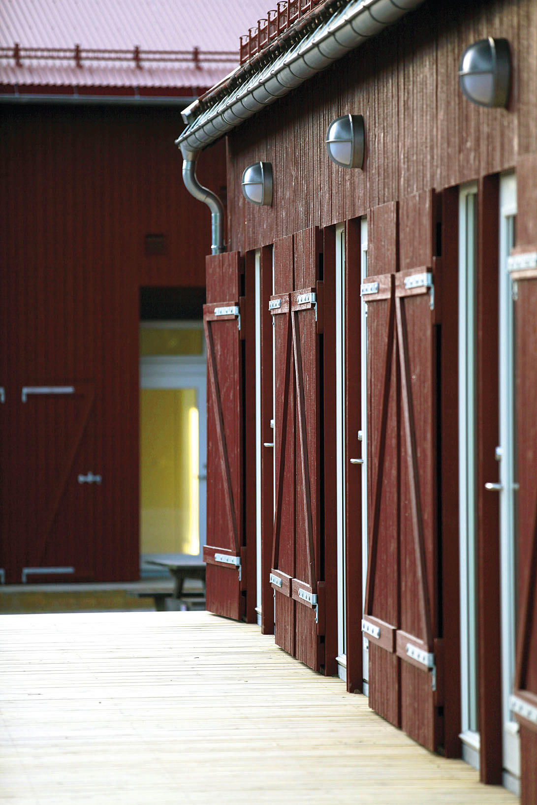 Nybyggets fasade mot tunet.