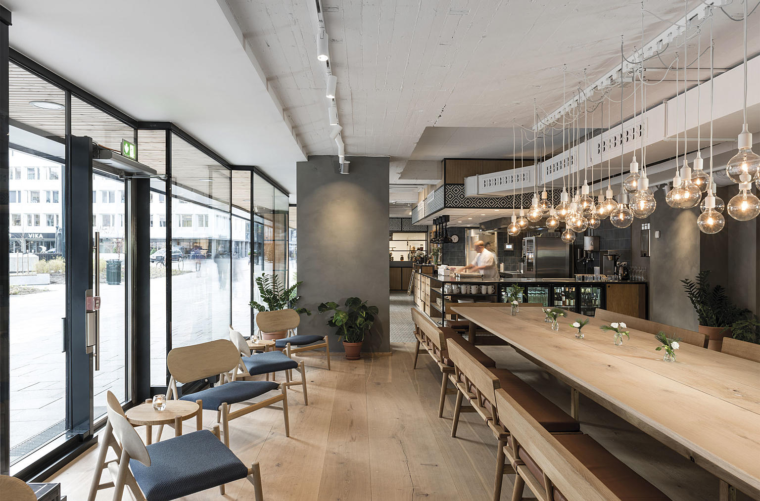 Fra bespisningsarealet ser man over til kjøkkenet.