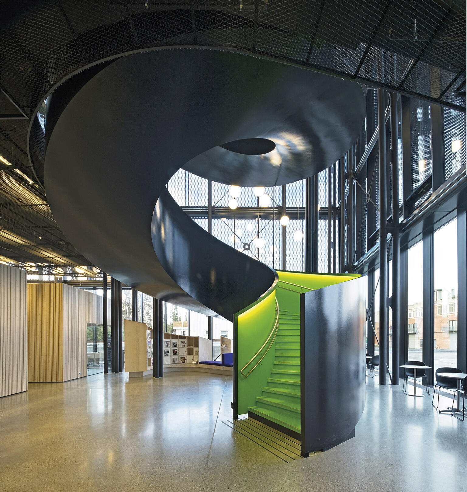 Hovedtrappen er et skupturelt blikkfang i foajeen. Biblioteket i bakgrunnen.