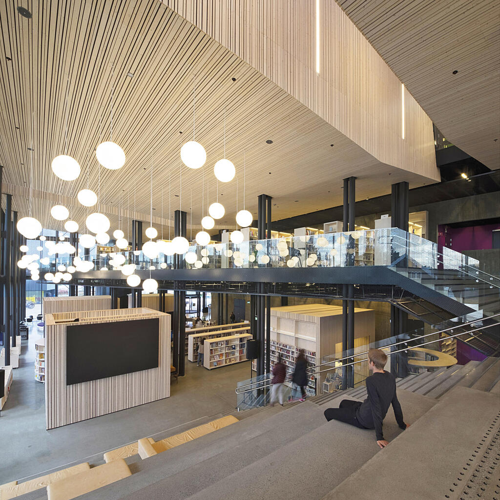 Foajeen med bibliotek og amfi.