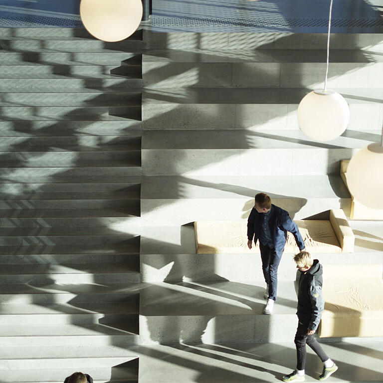 “Vi vurderer å ta ned de få skillene som er her i dag, og for eksempel la biblioteket stå åpent hele tiden. Hvis det viser seg at det ikke er noe svinn, ville det være en fantastisk ting.”