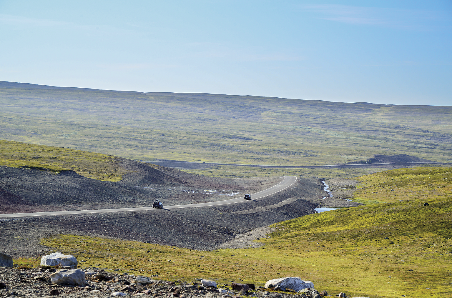 Den nye veiprofilen: veibanen er hevet, og de slake skråningene på begge sider erstatter bruken av rekkverk.