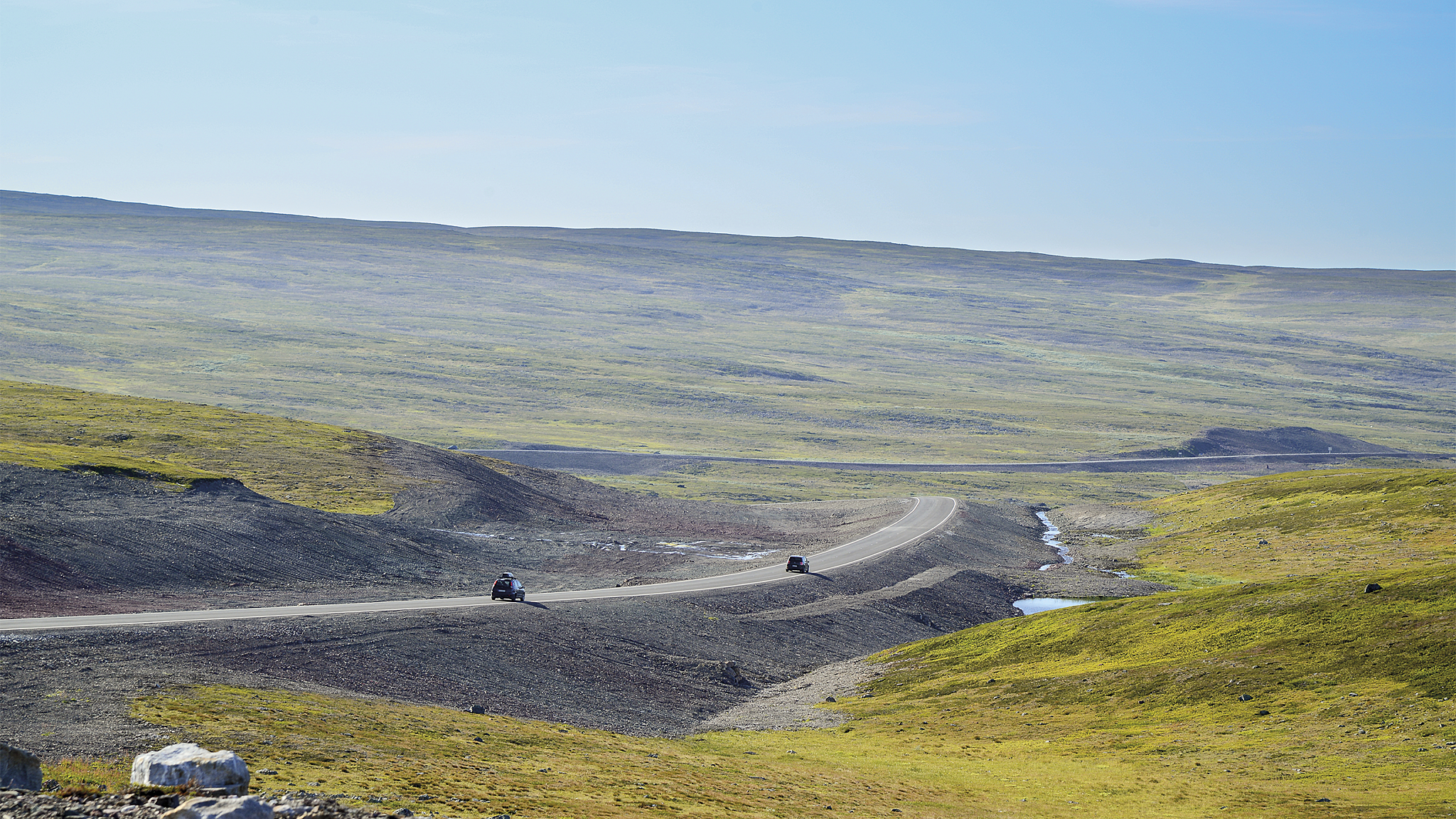 Den nye veiprofilen: veibanen er hevet, og de slake skråningene på begge sider erstatter bruken av rekkverk.