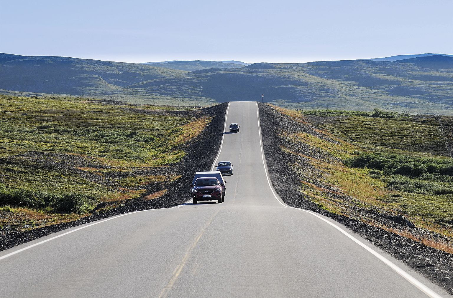 Den nye veiprofilen: veibanen er hevet, og de slake skråningene på begge sider erstatter bruken av rekkverk.