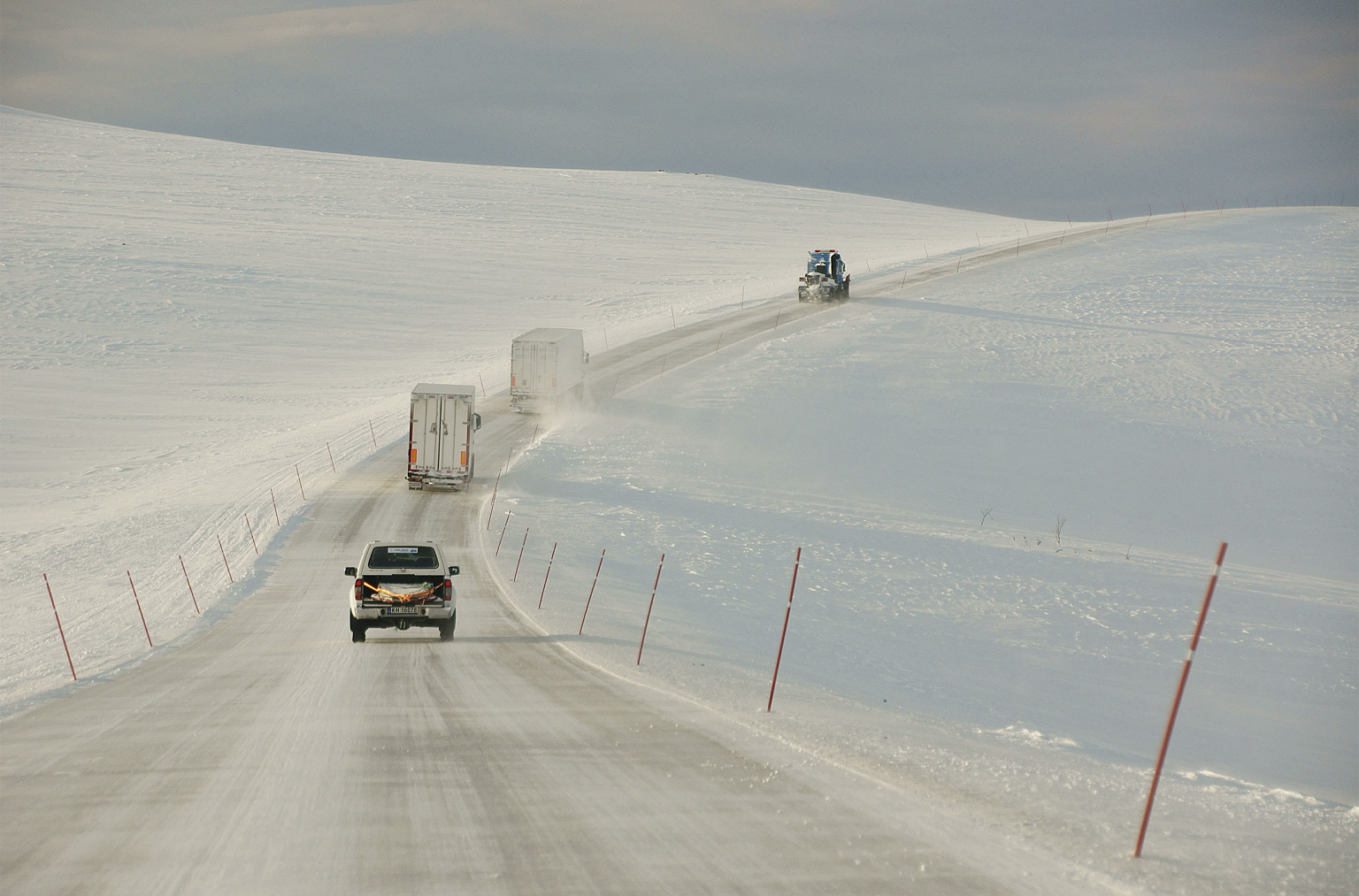 Veien over Ifjordfjellet kunne tidligere være stengt i flere måneder om vinteren på grunn av snø. Etter ombyggingen er det vinden som holder veien snøfri.