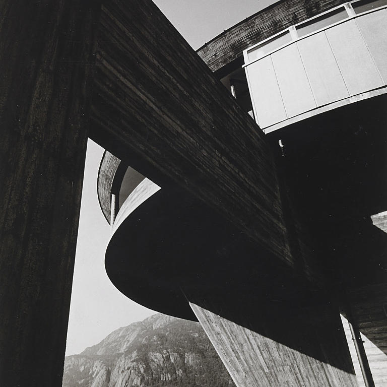 Røldal-Suldal kraftanlegg. Tegnet av arkitektene Greve og Grung i 1967 for Norsk Hydro. Det runde kontrollrommet med
boligene for de ansatte i bakgrunnen. Arkitektur N sendte disse bildene til forfatter Nicholas Møllerhaug, som har skrevet boka “Stupet” om Leif Grung, Geir Grungs far. Foto: Bjørn Winsnes/Nasjonalmuseet, Arkitektursamlingene