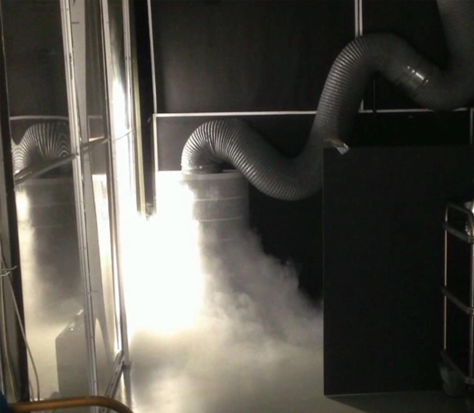 Friskluft (markert med røyk) fra fortrengningsventilasjon fra gulvdon i kontorlandskap. Den friske luften “renner” langs gulvet og kan dekke store arealer. Foto: Naturligvis/Skanska