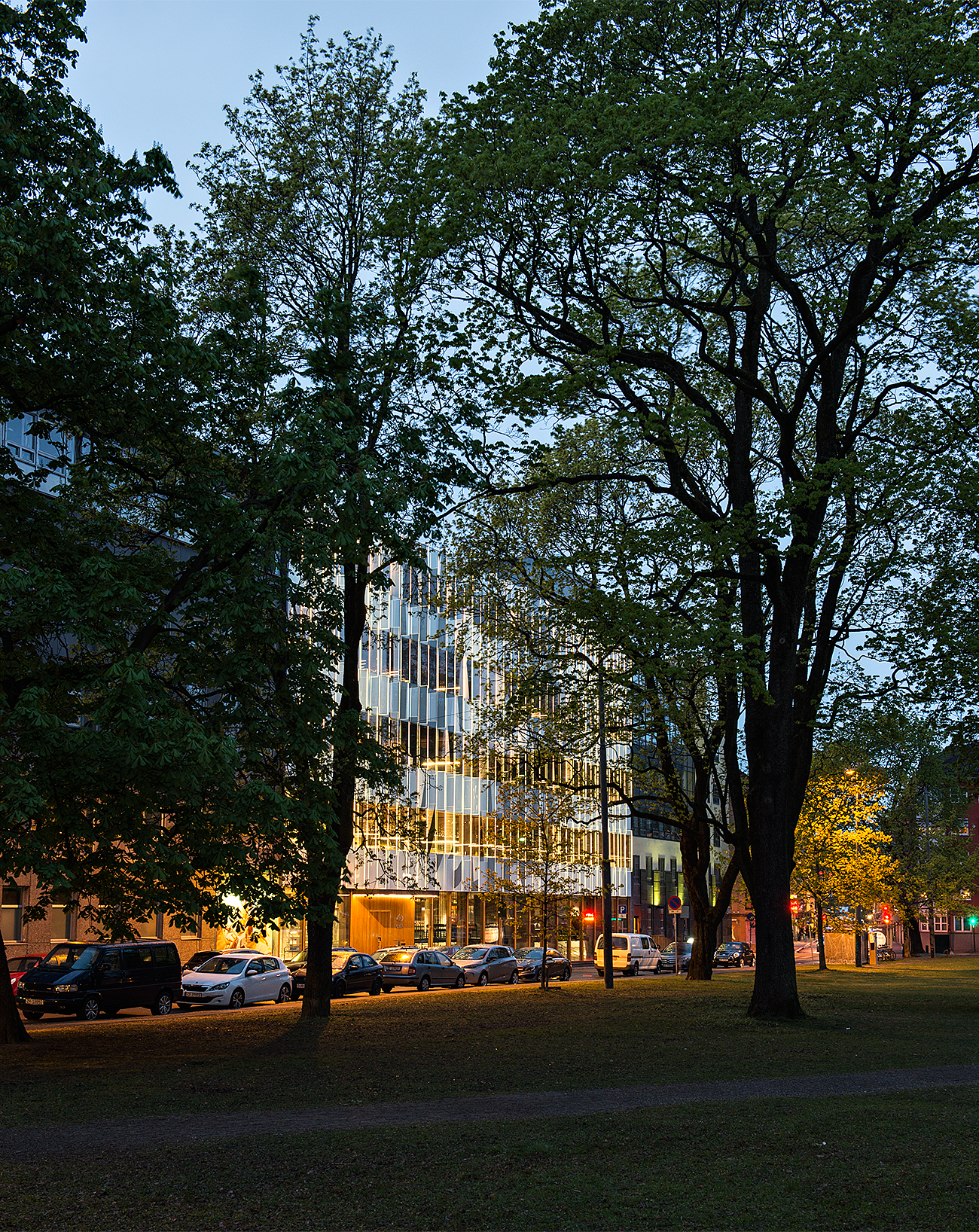 Fasaden på kveldstid sett fra Sofienbergparken.