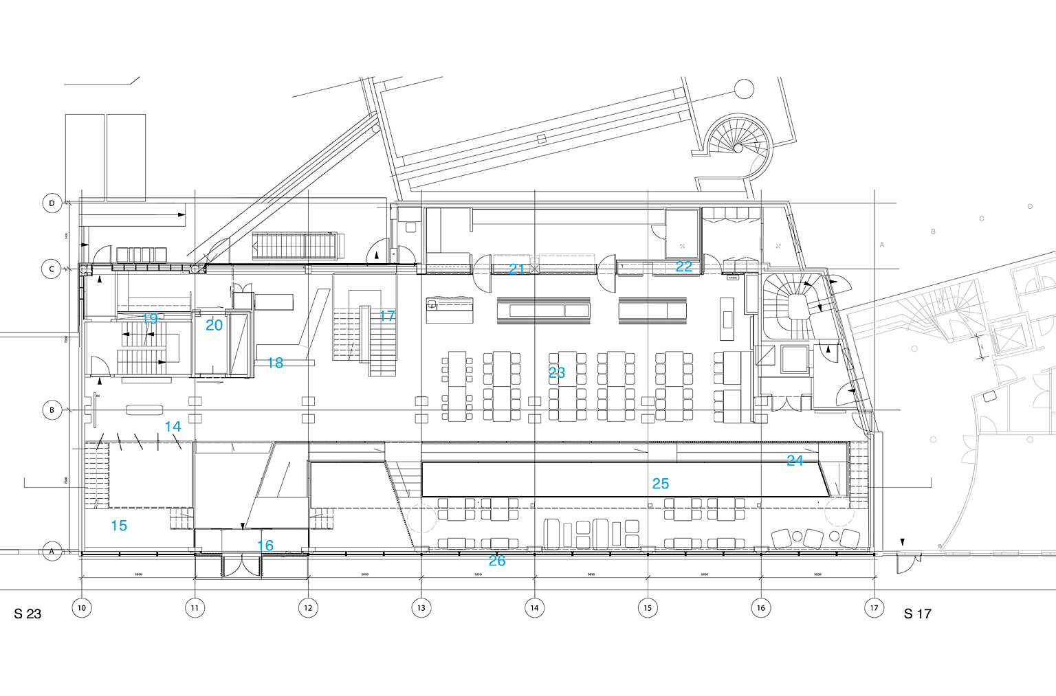 Plan 1. etasje. 13. Resepsjon, 14. Ventesone med utstilling, 15. Trapp ned til underetasje via lav messanin, 16. Hovedinngang, 17. Ny interntrapp, 18. Resepsjon, 19. Kontor, 20. Varelevering til heis, 21. Kantinekjøkken, 22. Mills-butikk for de ansatte, 23. Serverings- og sitteområder for kantine, 24. Adgang sidebygg, 25. Rampe til høy mesanin, 26. Høy mesanin med spise- og loungeplasser tilknyttet kantina, 27. Trapp ned til lav mesanin.