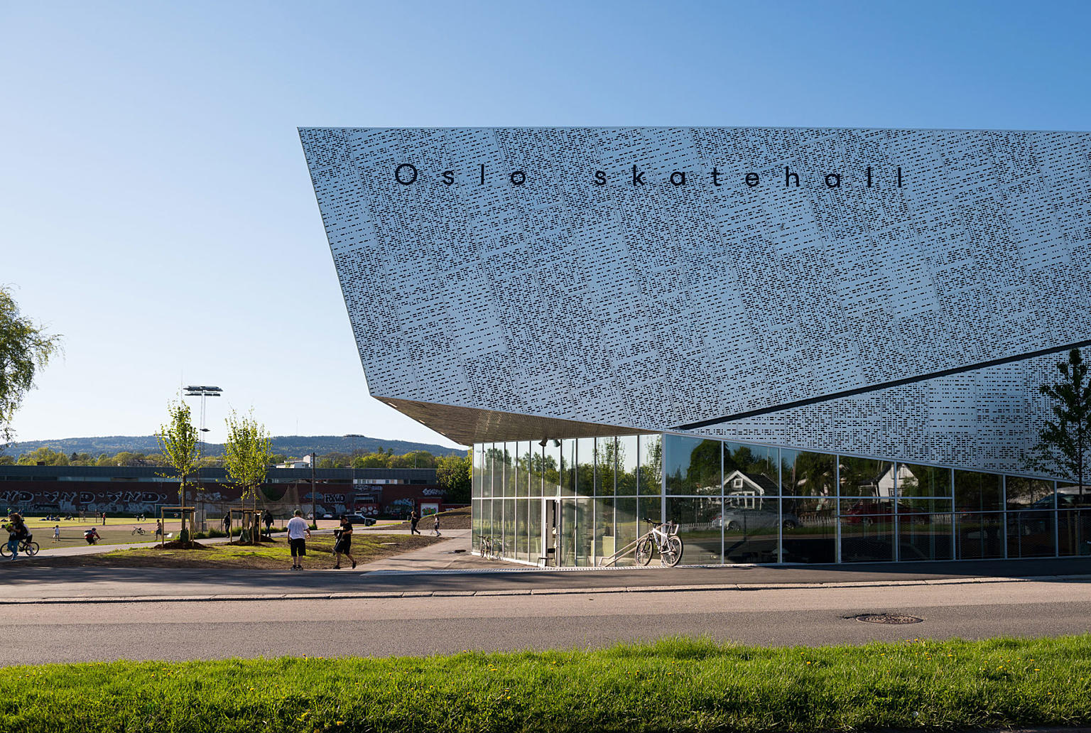 Adkomstsiden av skatehallen sett fra Stavangergata. Fasaden har aluminiumsplater perforerte med morsetegn.