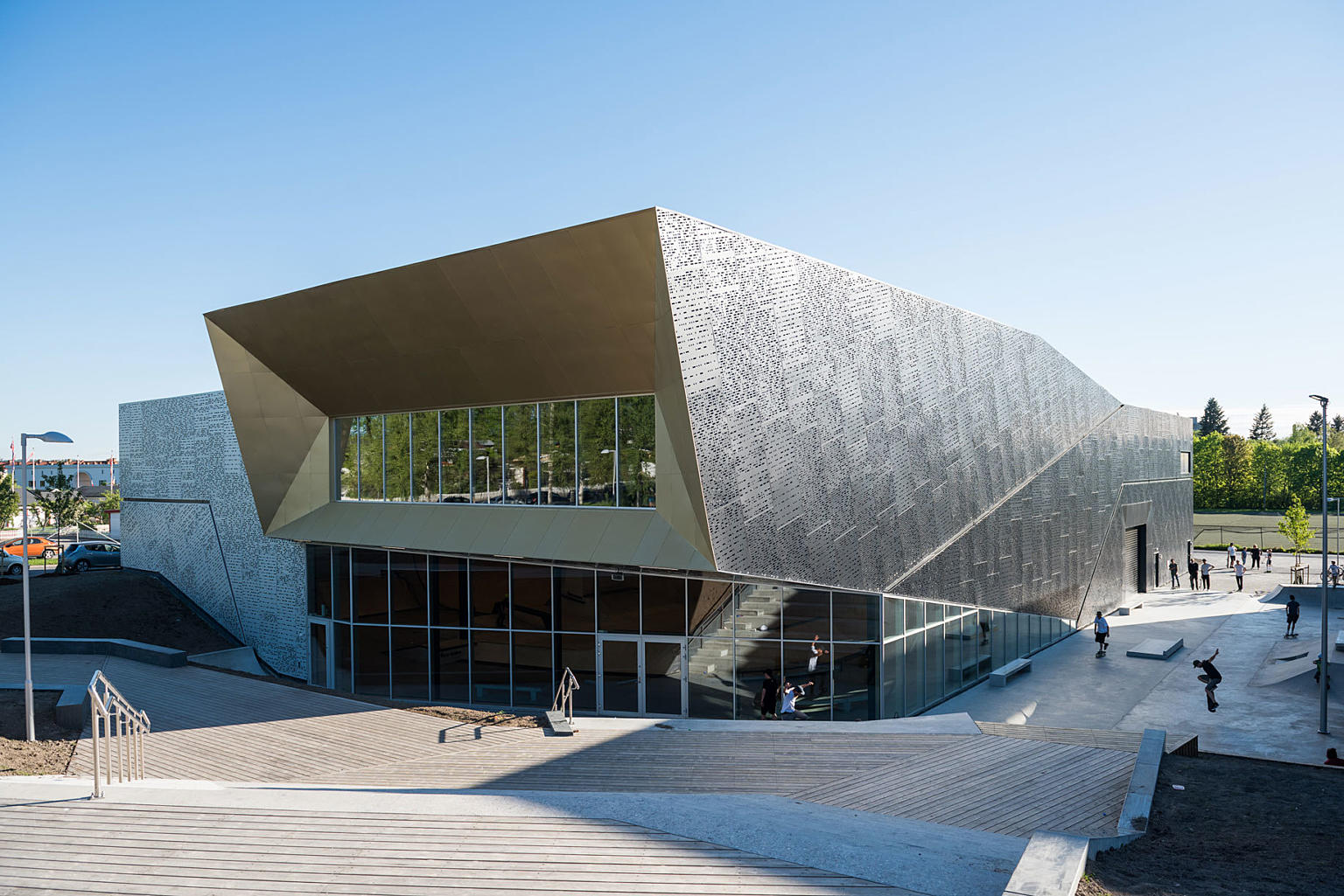 Utendørs skatepark mot øst og nord.