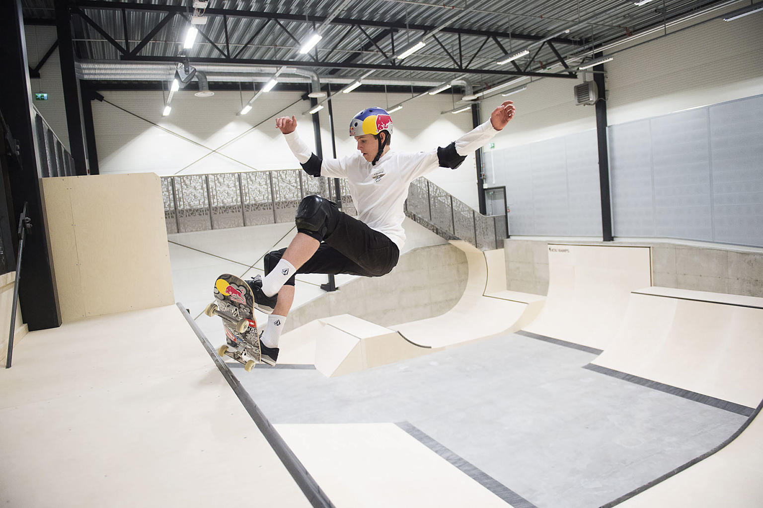 En skater på rampene. Under til venstre: Undersiden av “The Bowl”.